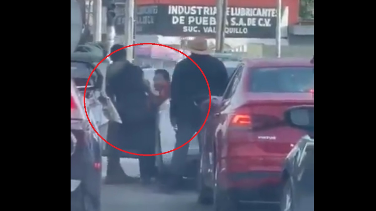 ¡Jueves de locura en Puebla! Automovilistas terminan a golpes en pleno semáforo; la Marina tuvo que intervenir