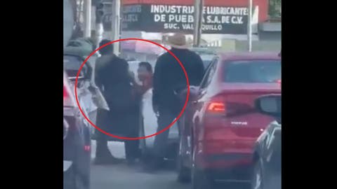 ¡Jueves de locura en Puebla! Automovilistas terminan a golpes en pleno semáforo; la Marina tuvo que intervenir