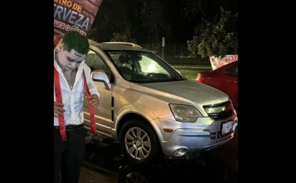 ¡De película! Poblano disfrazado de “El Joker” provoca choque y huye, dejando atrás a su acompañante Periférico