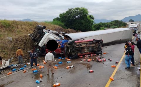 FUERTE VIDEO ¡Impactante choque múltiple y volcadura de tráiler en la Córdoba-Veracruz!
