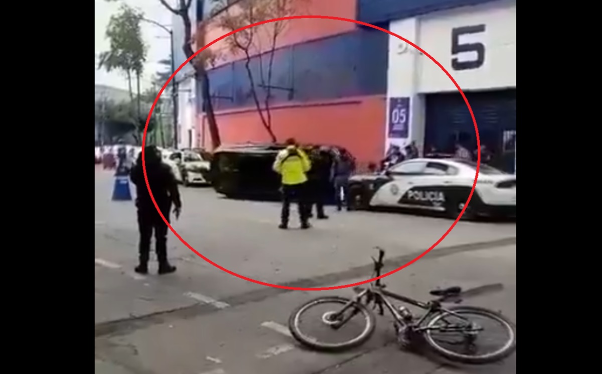 VIDEO Chofer de Uber se queda dormido y vuelca: pasajera herida