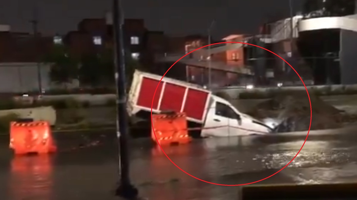 ¡Cuidado! Camioneta se va a zanja frente a Periplaza en el Periférico tras intensas lluvias en Puebla