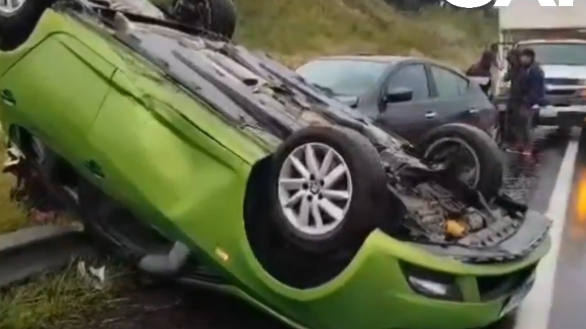 La intensa lluvia provocó un grave accidente en la Vía Atlixcáyotl, justo en el puente de Santa Clara Ocoyucan