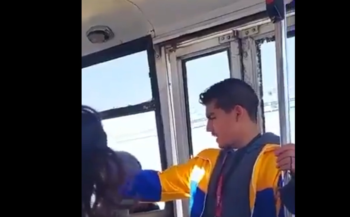 Estudiante del Centro Escolar Morelos de 15 años se sube a las unidades del transporte público para revivir con su voz a Vicente Fernández