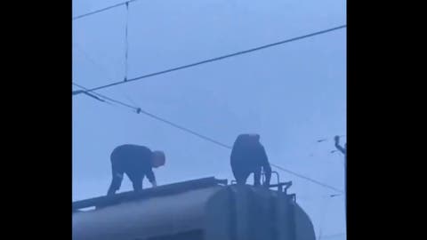 Impactante video: Joven se electrocuta al tocar cable de alto voltaje en tren