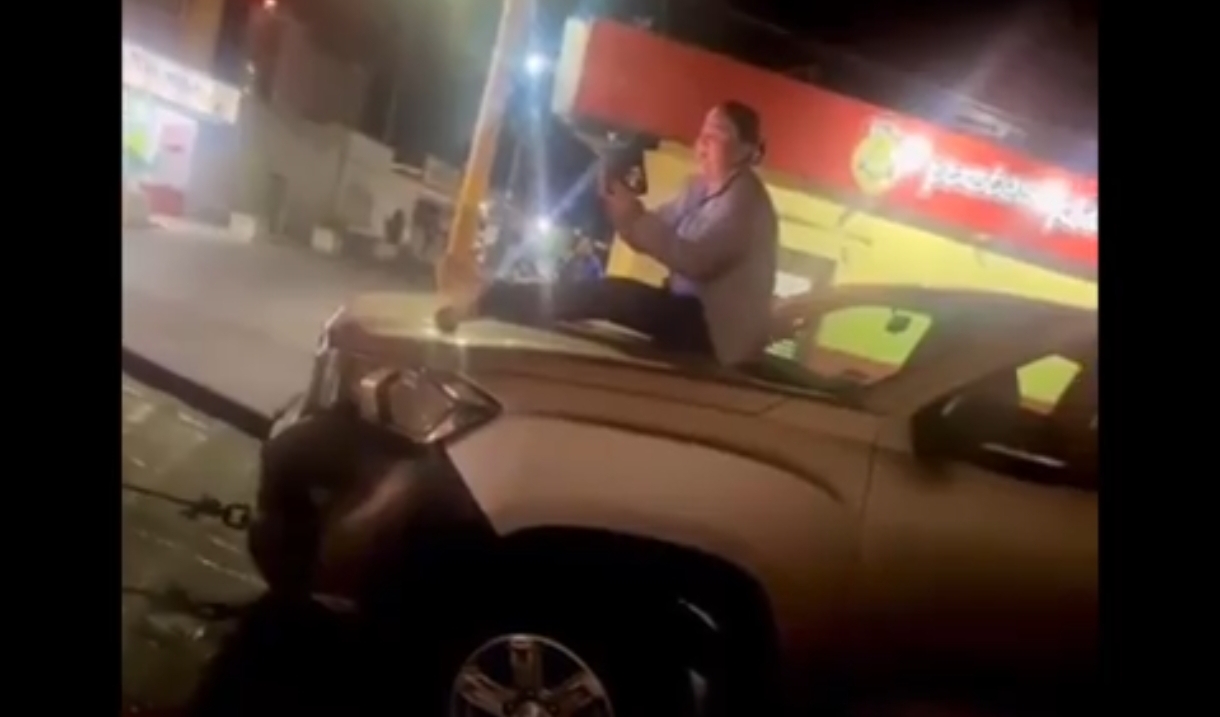 Señora bloquea a automovilista porque “se estacionó en su lugar” afuera de su local, y termina remolcada por obstrucción del paso peatonal