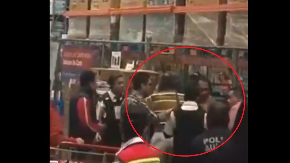 VIDEO Captan intensa pelea dentro de Costco en Puebla entre cliente y custodios de valores.