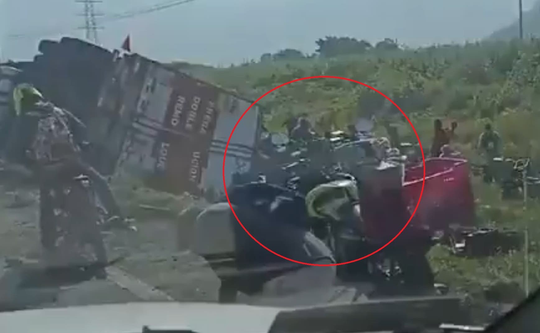 ¡Se llevaron hasta las salchichas! Pobladores hacen rapiña tras volcadura de tráiler en la autopista Veracruz-Puebla