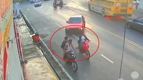 Impactante accidente: Conductor pierde el control y arrolla a tres personas en plena vía