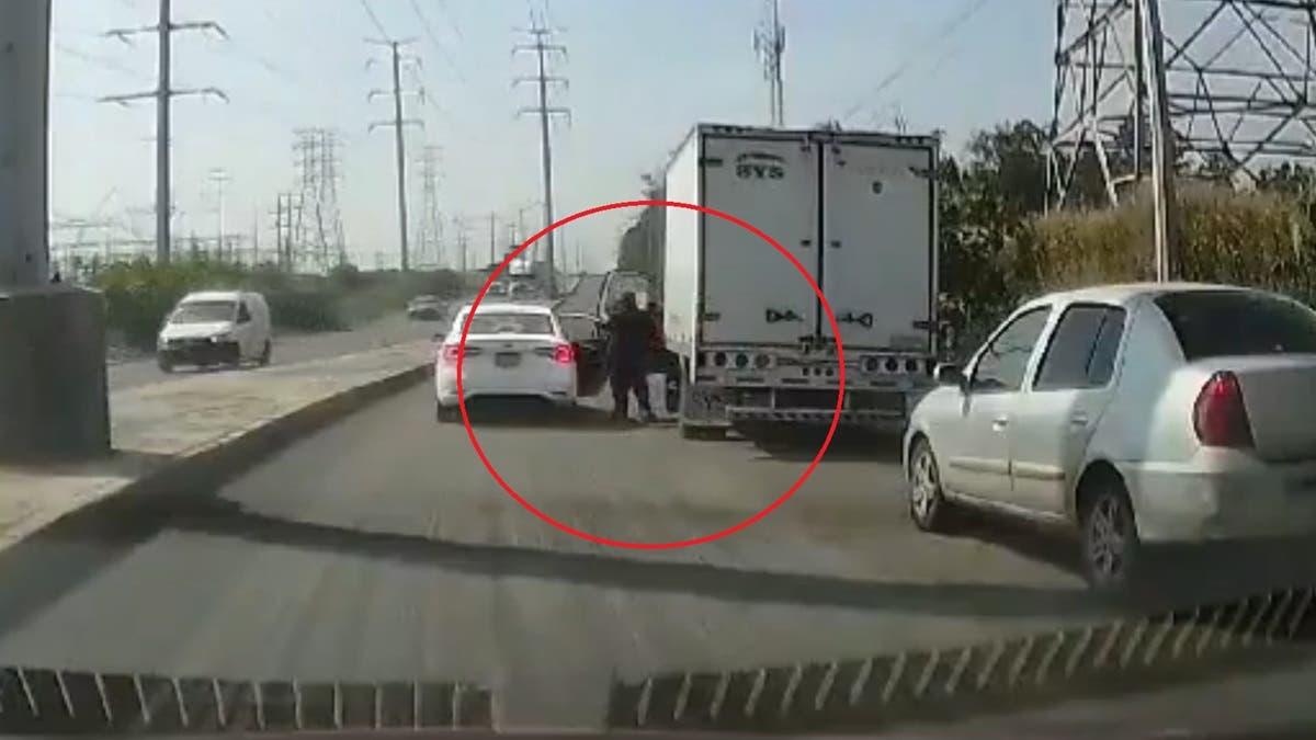 ¡A plena luz del día!  Violento asalto y secuestro de chofer de tráiler frente a Parque Finsa