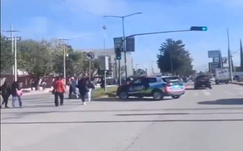 Caos en la 11 Sur: manifestantes bloquean la vía y suspenden RUTA; cientos de poblanos van a pie