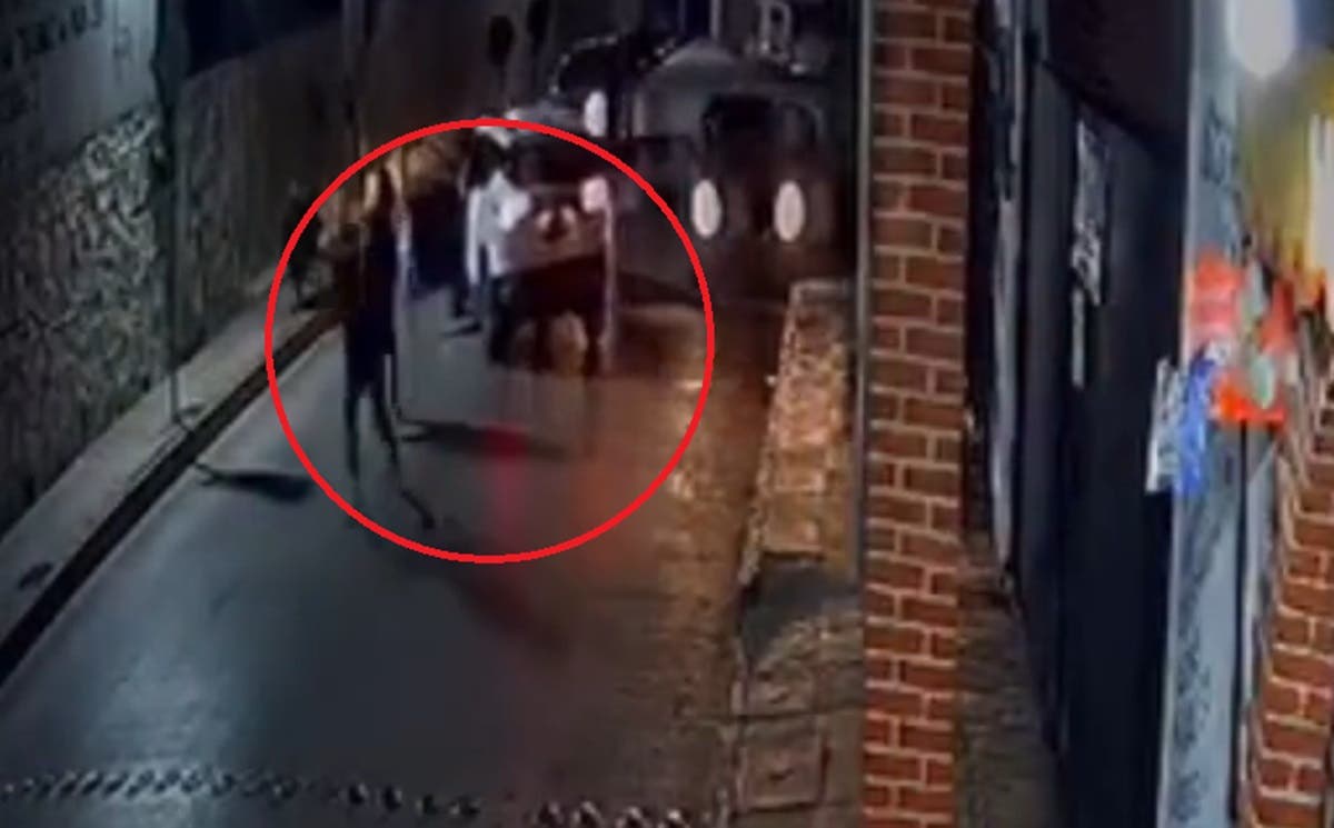 VIDEO Poblano balea a ladrones que bajaron a una mujer de su camioneta en San Miguel Xoxtla