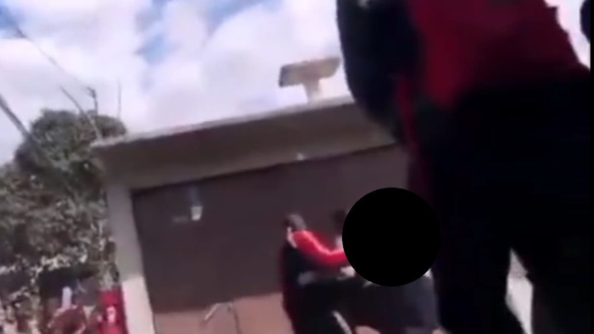 Captan a estudiantes poblanas de secundaria en pelea campal al salir de la escuela Manuel M. Flores