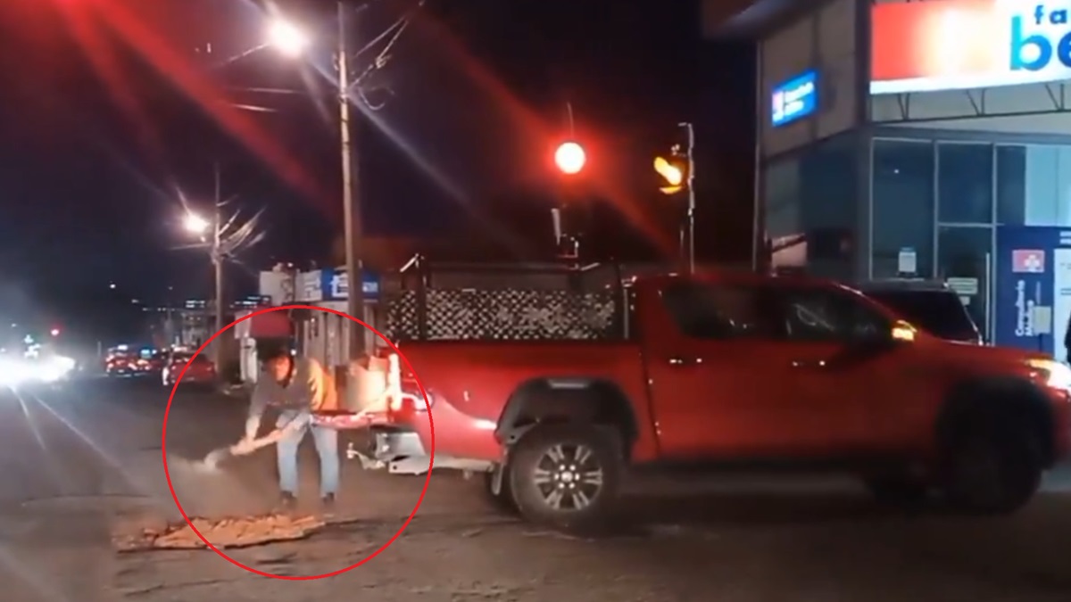 ¡Héroe sin capa! Poblano tapa baches mortales con ladrillos en calles de Puebla
