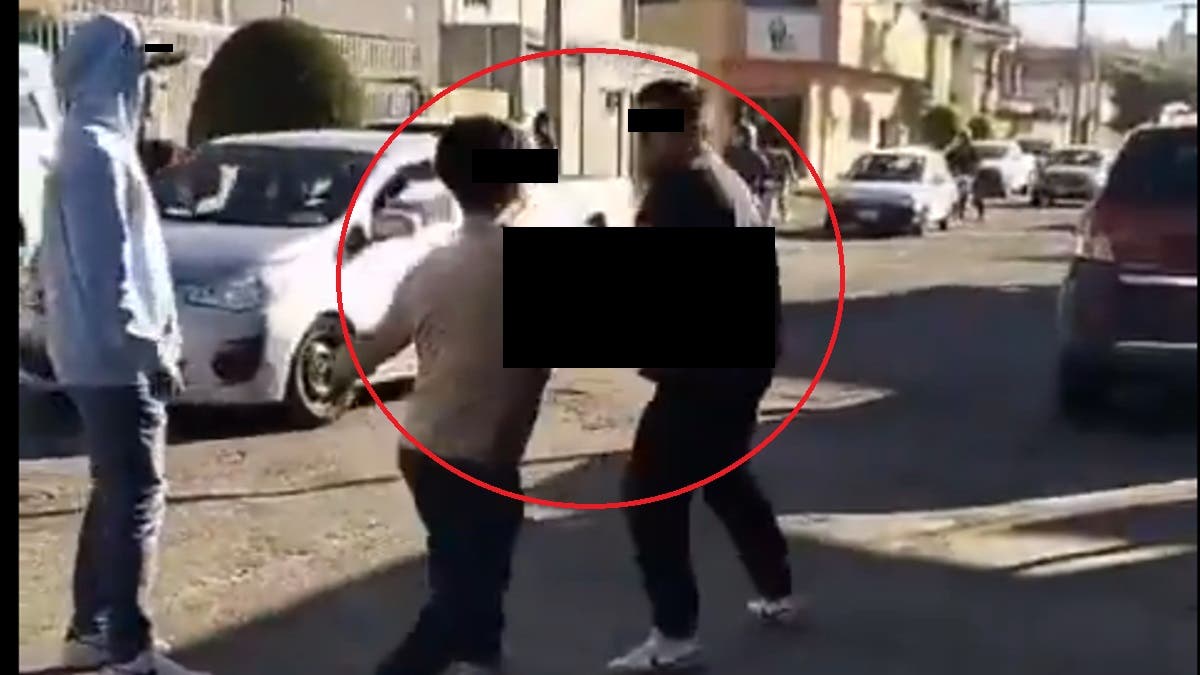 ¡Pleito de conductores ebrios! Poblanos se agarran a golpes tras choque en plena Avenida de Las Torres