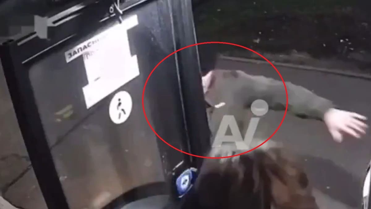 ¡Terrible accidente catado en VIDEO! Un hombre perdió la vida de forma trágica al tropezar mientras intentaba subir a un autobús