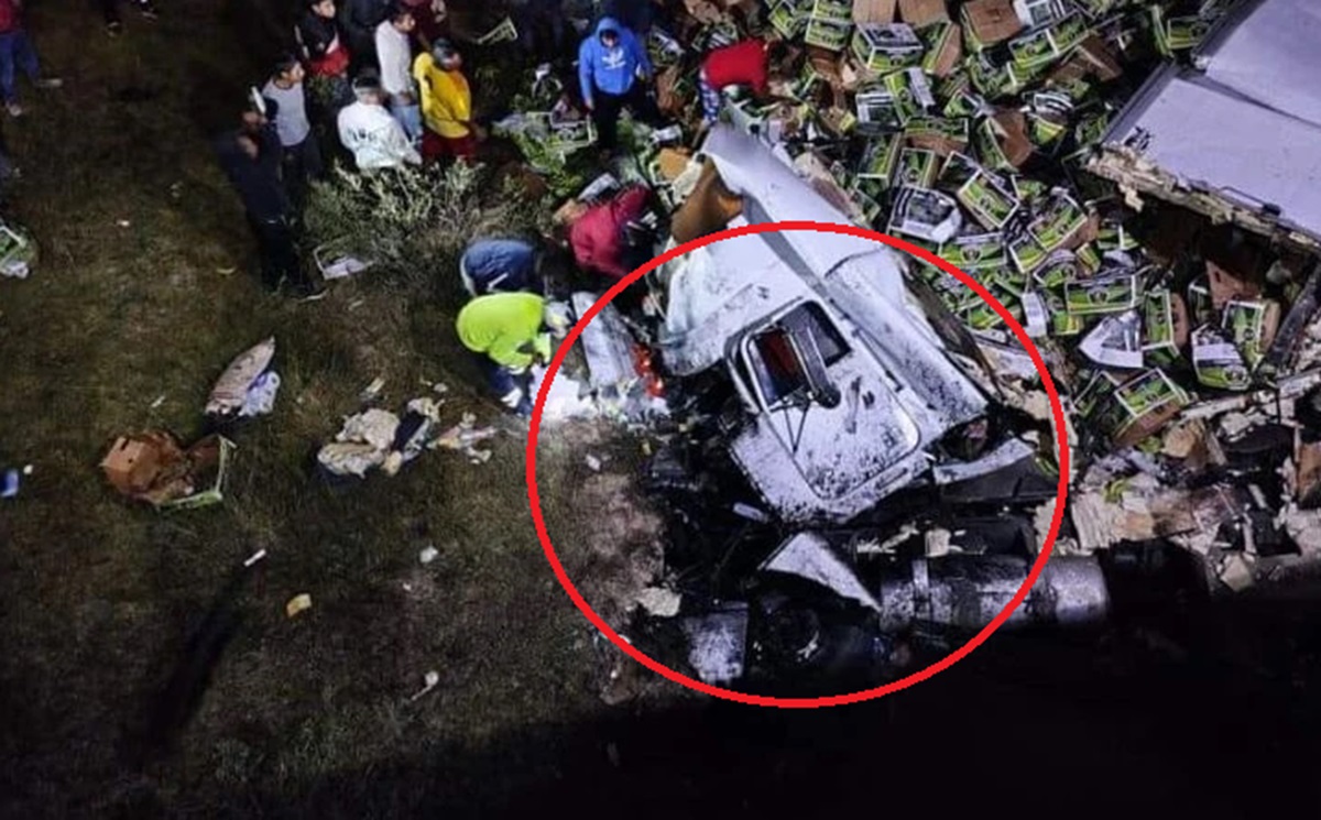 Grave accidente: Trailero y su esposa embarazada caen a barranco en la Cuacnopalan-Oaxaca; se debaten entre la vida y la muerte