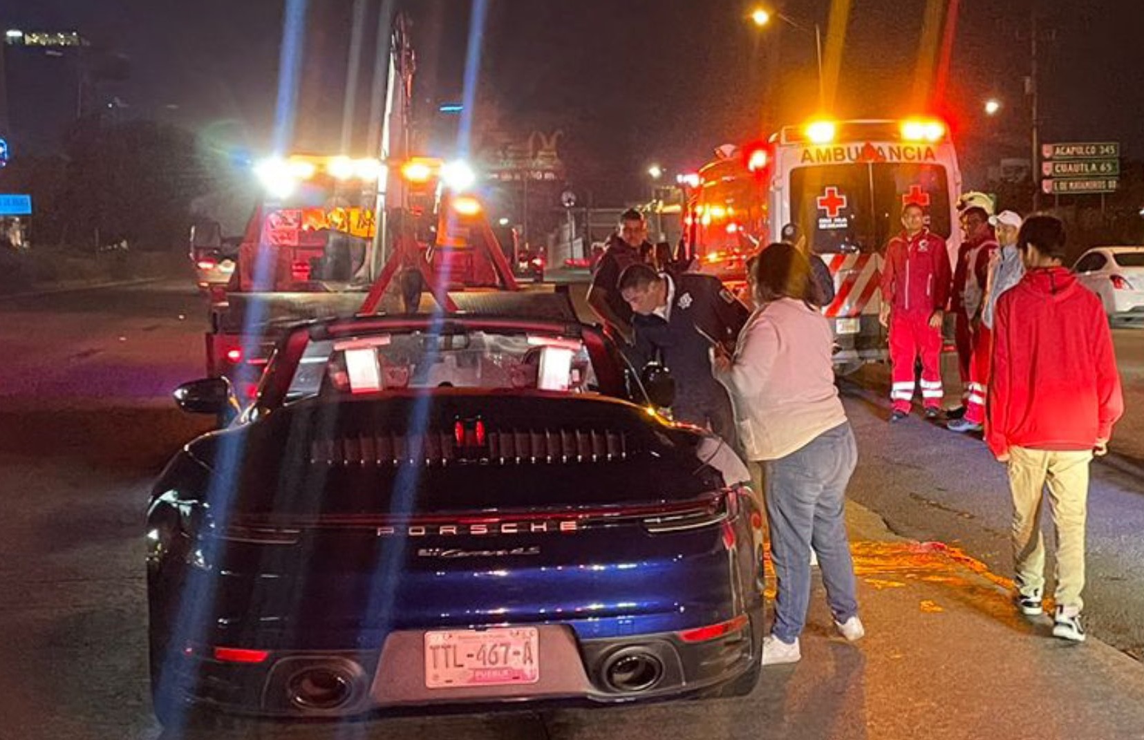 Poblano en un Porche atropella y lesiona a dos motociclistas en Vía Atlixcáyotl