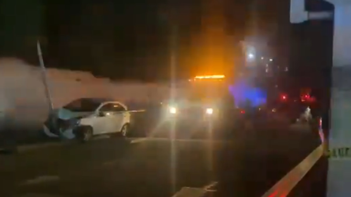 ¡Tragedia en Puebla! Hombre muere tras sufrir infarto al volante y chocar contra luminaria en Bulevar Xonaca