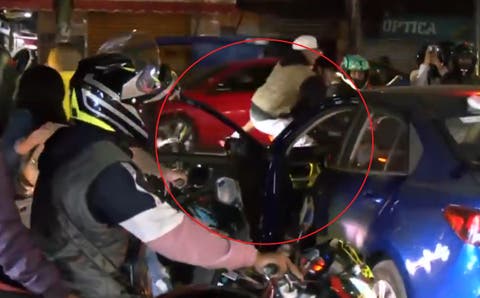 ¡Rodada del terror! Bikers asaltan a automovilista y vandalizan su auto