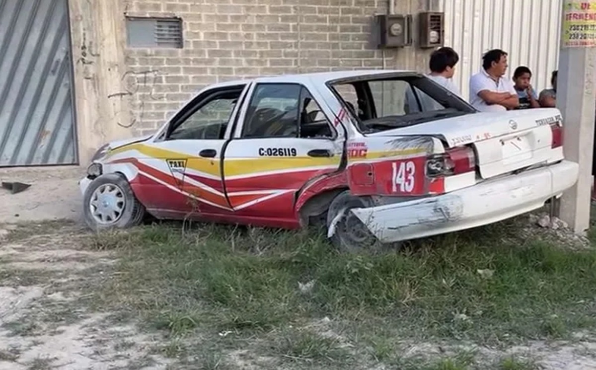 Taxista choca contra barda al intentar escapar de un asalto en Puebla; tres menores heridos