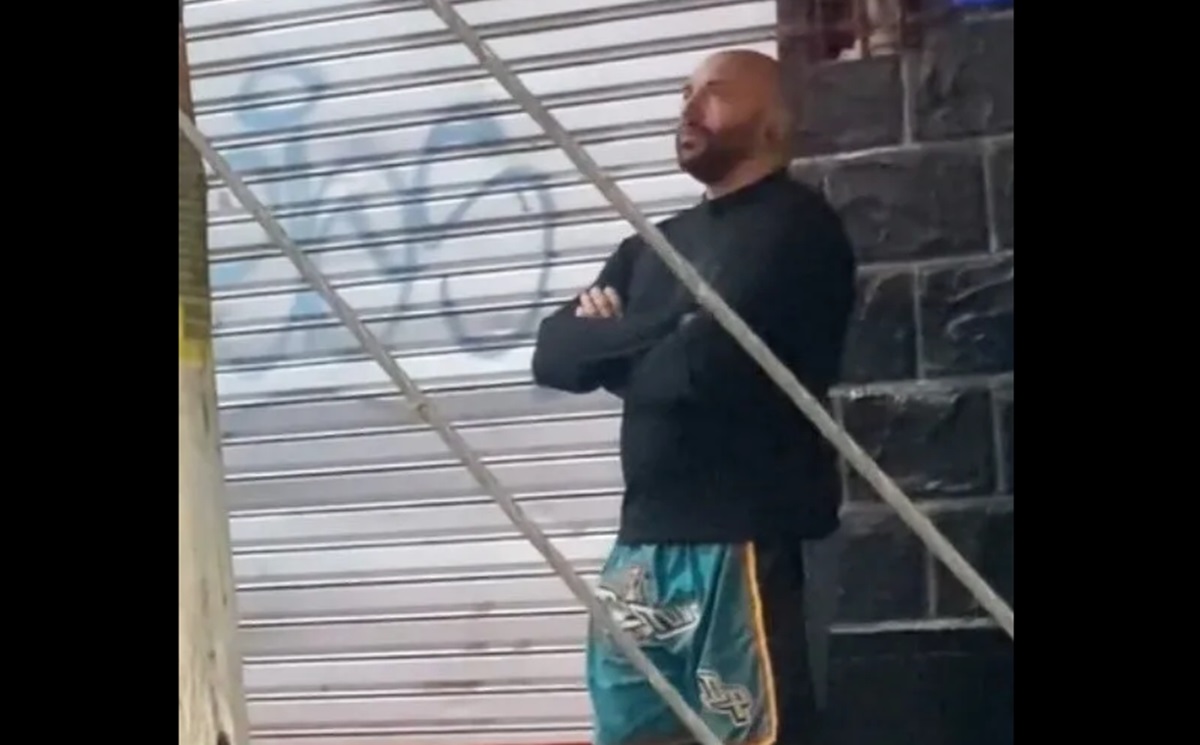 Papá espera a su hija afuera de unos XV años y se vuelve viral: ¿Amor o sobreprotección?