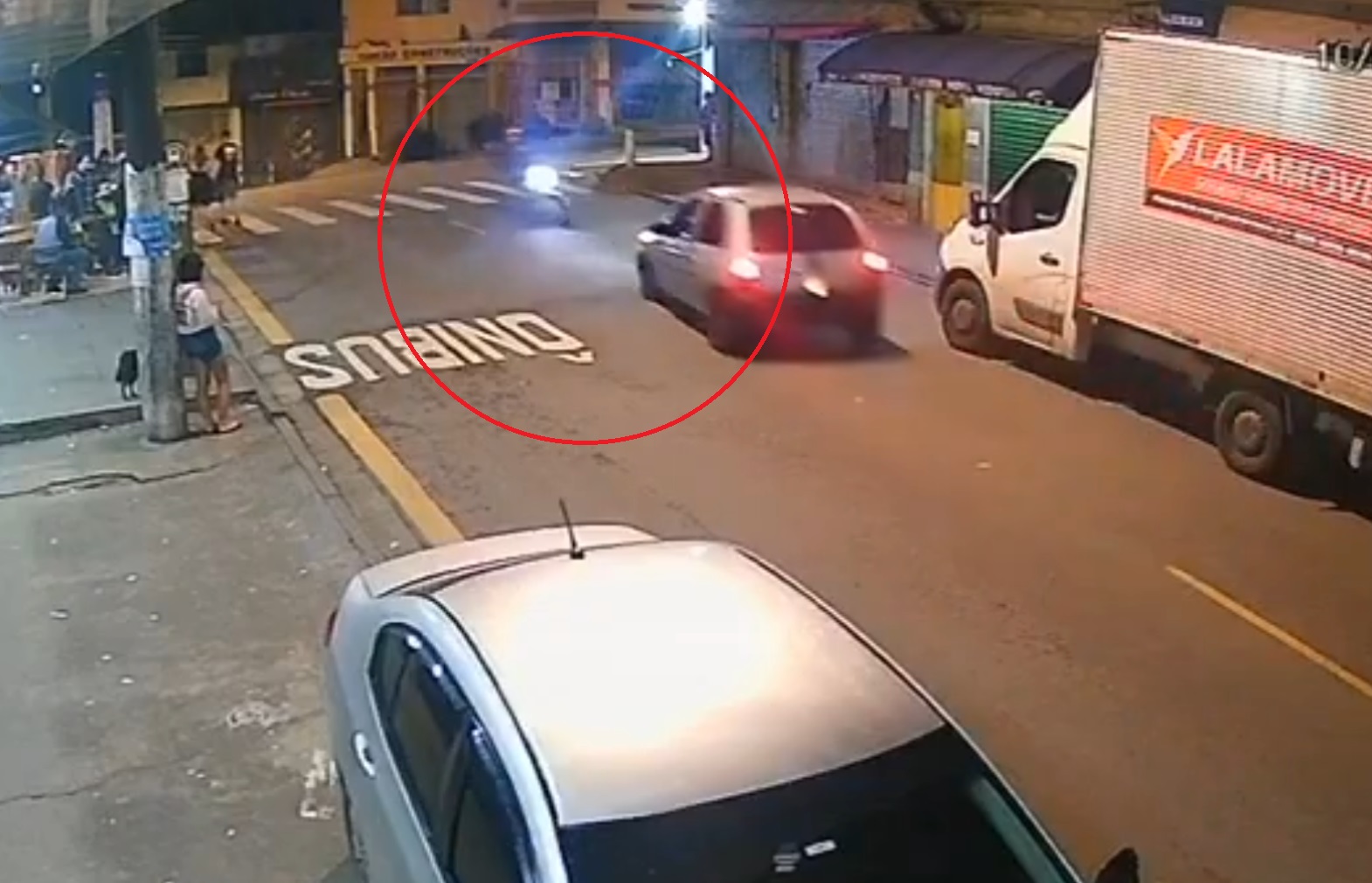 ¡Tremendo impacto! Motociclista se estrella contra un coche a toda velocidad