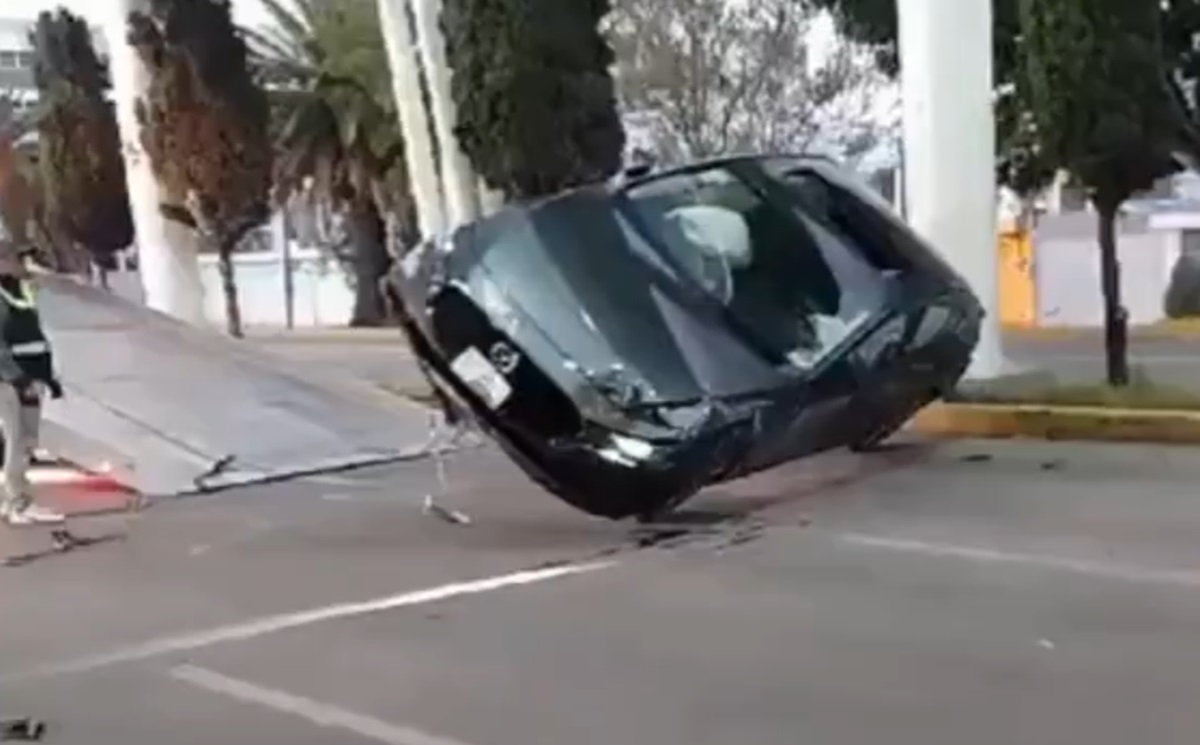 ¡Impactante! Poblano abandona su auto tras volcar y chocar contra un árbol en el Bulevar Hermanos Serdán