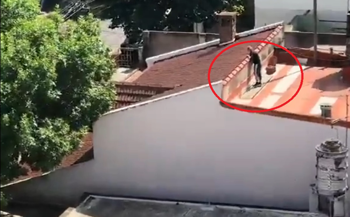 ¡Increíble rescate! Mujer queda atrapada en el techo de una casa por más de una hora