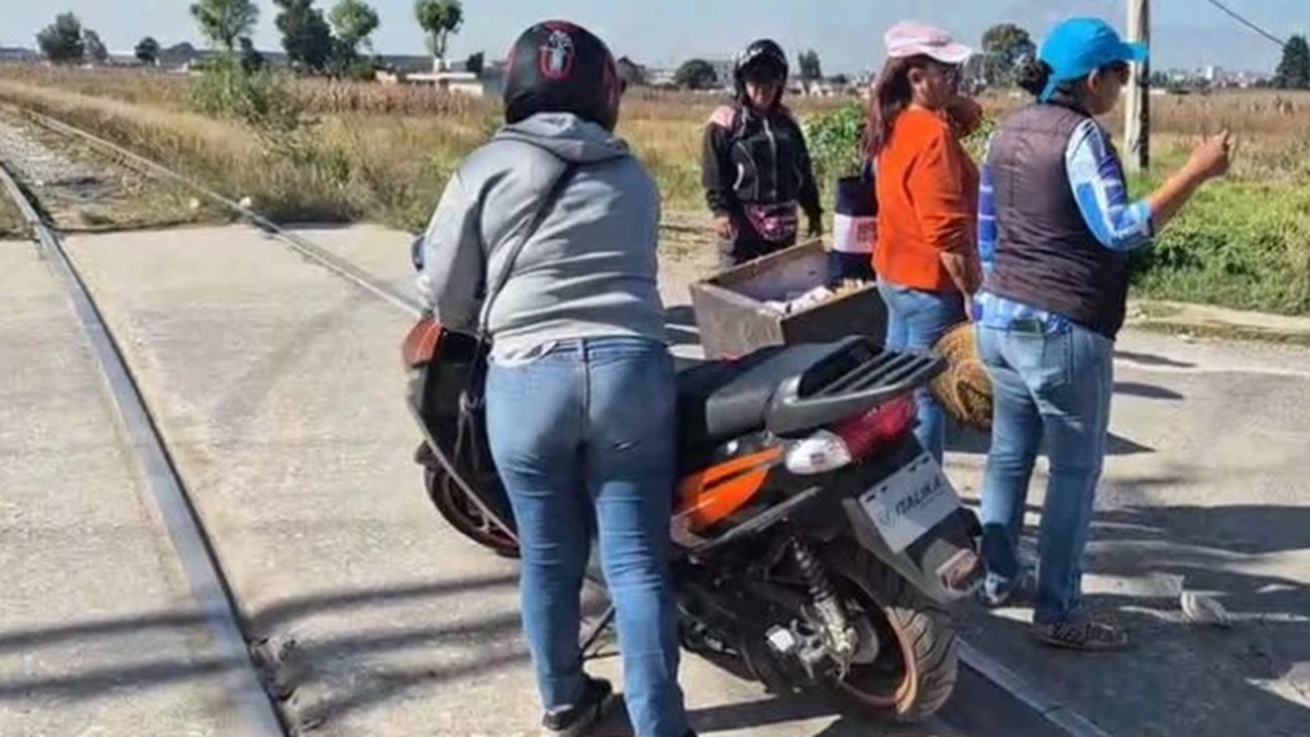 ¡Protesta en Camino Real Coronango! Madres bloquean vialidad contra cobro para acceder a escuelas