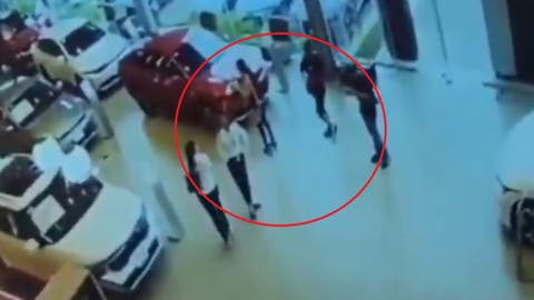 VIDEO Mujer iba a pagar el enganche de su auto y le roban el dinero adentro de la Agencia