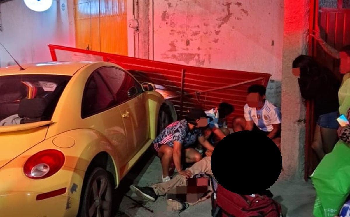 ¡Accidente en San Pedro Cholula!: Beatle se estrella contra un zaguán y deja heridos