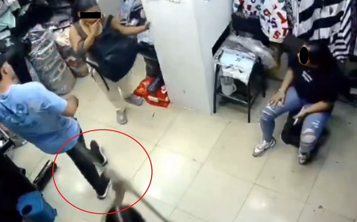 ¡Le dieron una paloterapia! Señora es sorprendida robando ropa y recibe su merecido