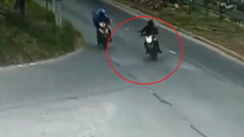 Captan a motociclista provocando brutal accidente tras realizar una maniobra imprudente junto a repartidor de Pizzas