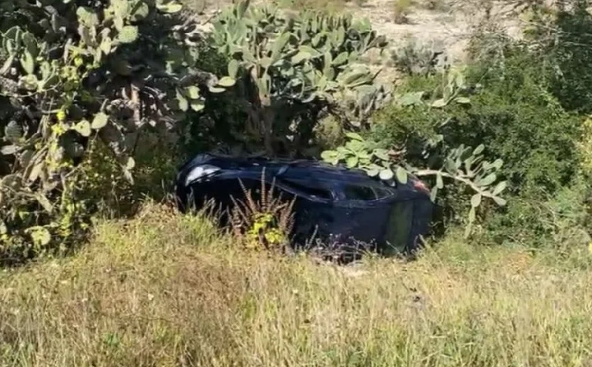 ¡Milagro en la Tehuacán-Huajuapan! Hombre sobrevive a volcadura y caída a un barranco