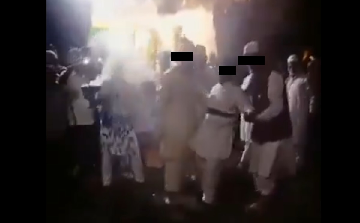 ¡Ritual de purificación termina en tragedia! Participantes caen a una fogata FUERTE VIDEO
