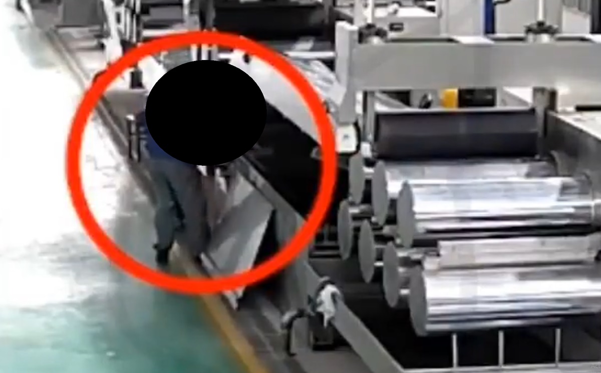 ¡Tragedia en el trabajo! Muere aplastado por prensa mientras realizaba mantenimiento (Imágenes fuertes)