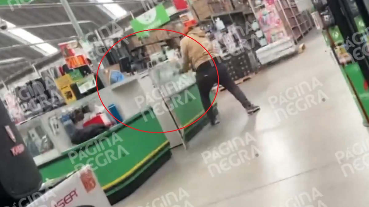 ¡Momentos de pánico en Puebla! Comando armado en motos asalta Bodega Aurrerá en Xilotzingo (VIDEO)