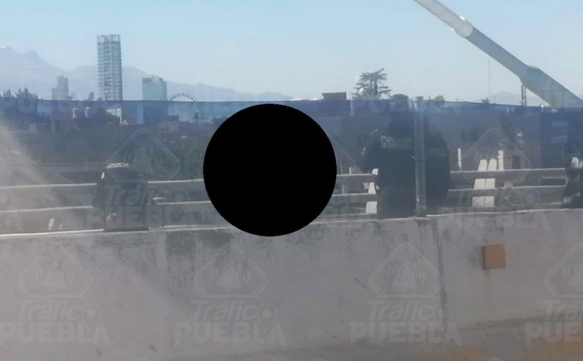 ALERTA Poblano amenaza con lanzárse desde el puente del Bulevar Capitán Carlos Camacho Espíritu
