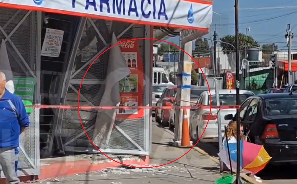 ¡Otra de las rutas! Tres unidades de transporte público se estrellan contra una farmacia en Villa San Alejandro
