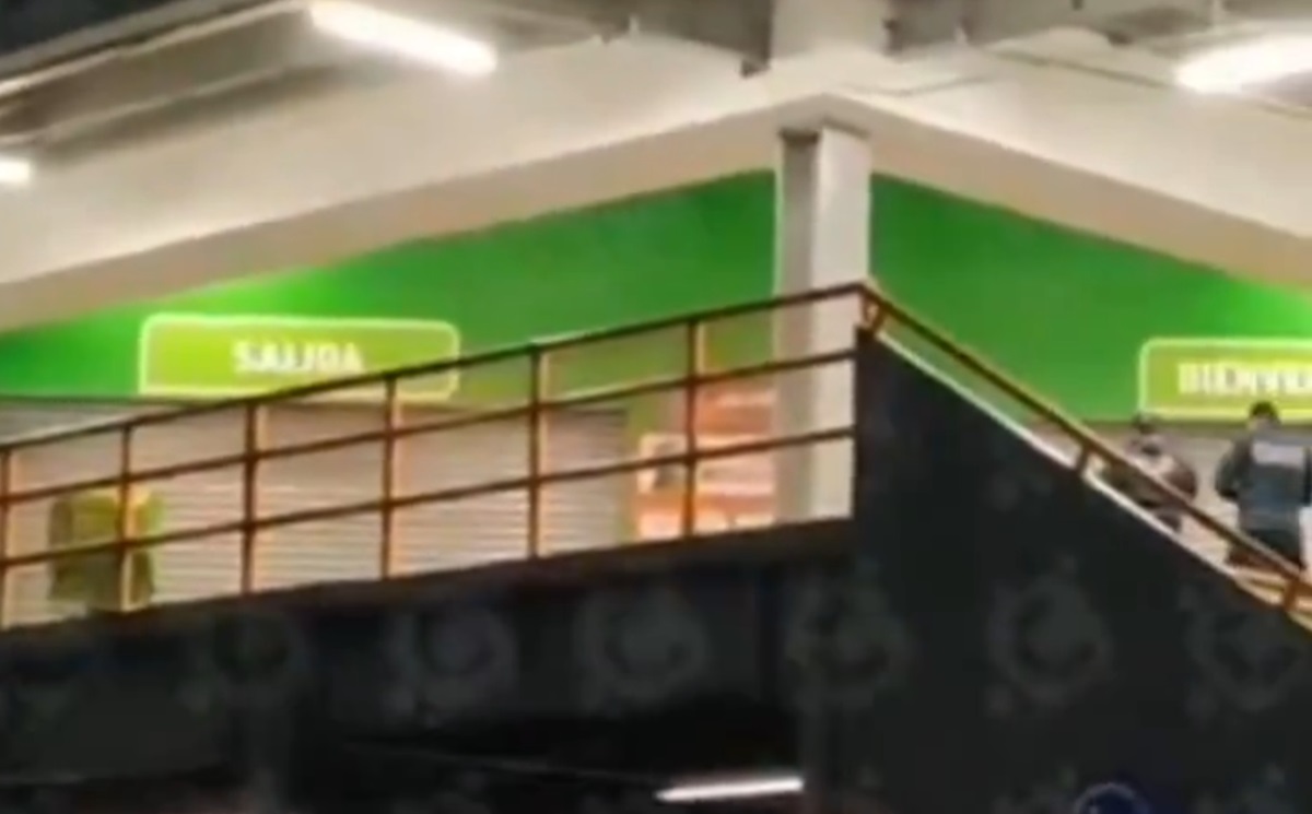 ¡Momentos de terror en Amalucan! Comando armado irrumpe en Bodega Aurrera; clientes se esconden entre pasillos