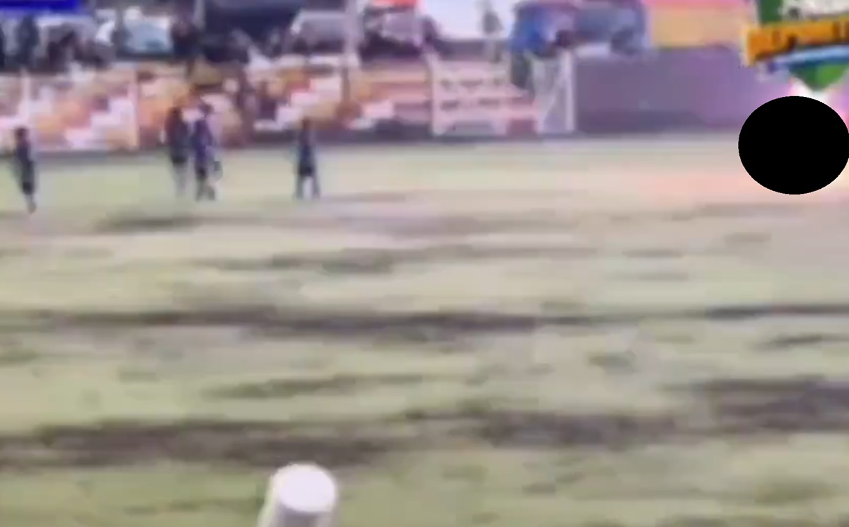 Tragedia en el fútbol: Un rayo fulmina a jugador y deja heridos en plena cancha durante tormenta (IMÁGENES SENSIBLES)