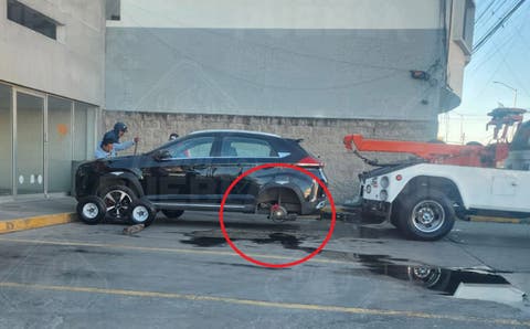 ¡Indignante! Roban llantas a camioneta en pleno estacionamiento frente a la UDLAP