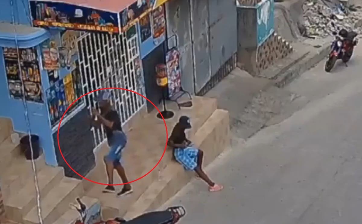 Un hombre fue brutalmente asesinado mientras bailaba en la vía pública.