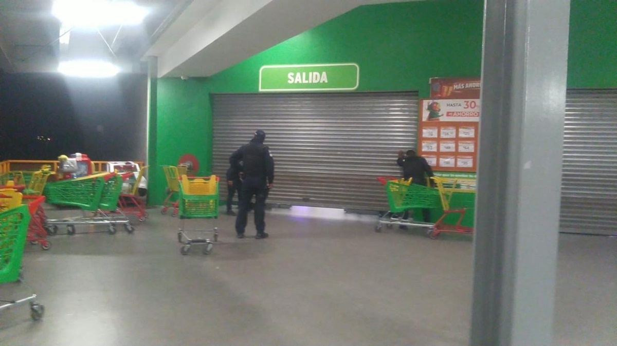 Asaltan Bodega Aurrera en Amalucan: Ladrones huyen con 6 mil pesos