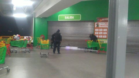 Asaltan Bodega Aurrera en Amalucan: Ladrones huyen con 6 mil pesos