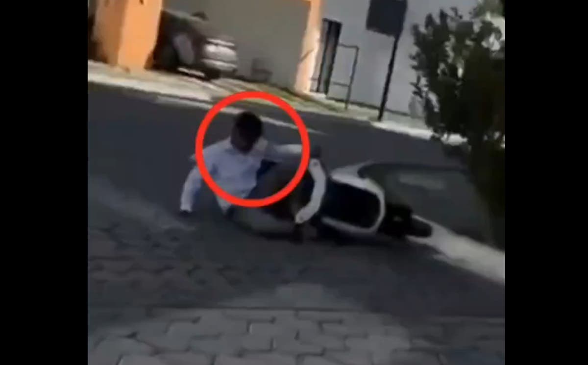 ¡Guardia borracho causa pánico en Lomas de Angelópolis tras meter su moto a un domicilio!