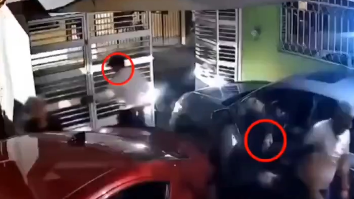 ¡Precaución! Captan asalto mientras familia guardaba su auto en Tlaquepaque