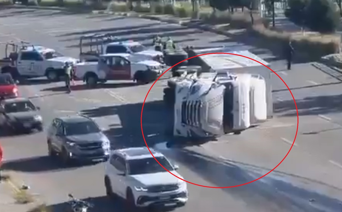 ¡Alerta en la Vía Atlixcáyotl! Tráiler volcado causa caos y fuga de gas