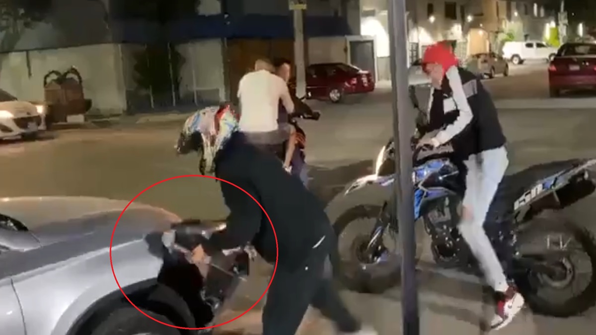 ¡Sin vergüenza! Motoladrones desmantelan un auto frente a sus dueños